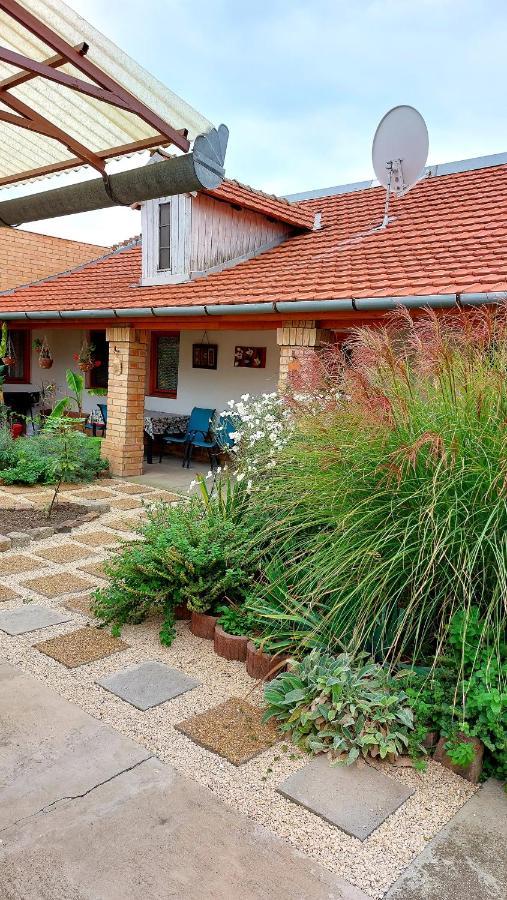 Mandula Apartman Szeged Buitenkant foto